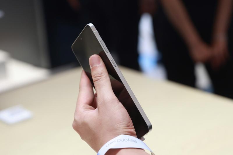 Samsung Galaxy S25 Edge,  smartphone Samsung sieu mong,  gia Galaxy S25 Edge,  tren tay S25 Edge anh 3