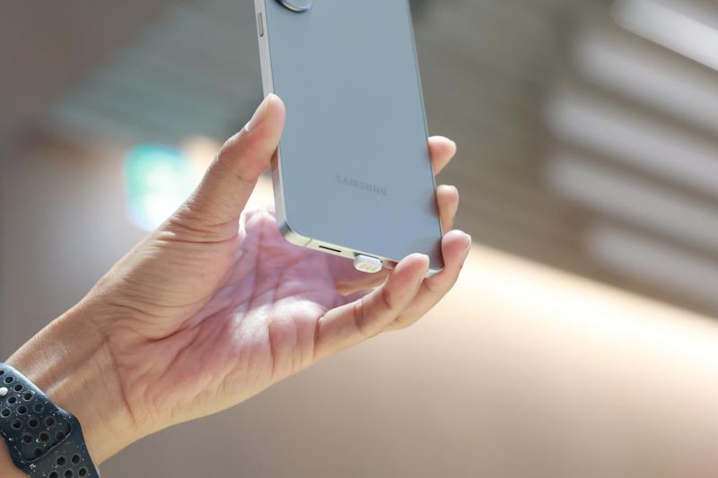 Samsung Galaxy S25 Edge,  smartphone Samsung sieu mong,  gia Galaxy S25 Edge,  tren tay S25 Edge anh 7