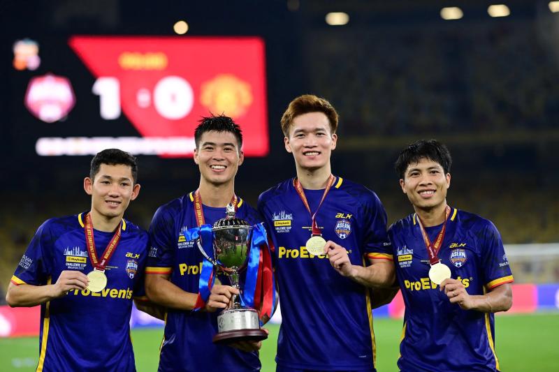 Fernandes duoi theo Hoang Duc anh 12