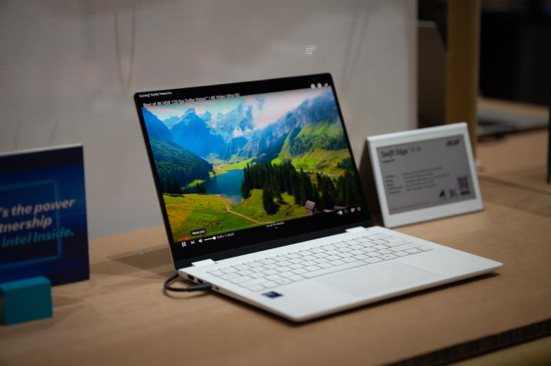 laptop man hinh chong choi anh 2