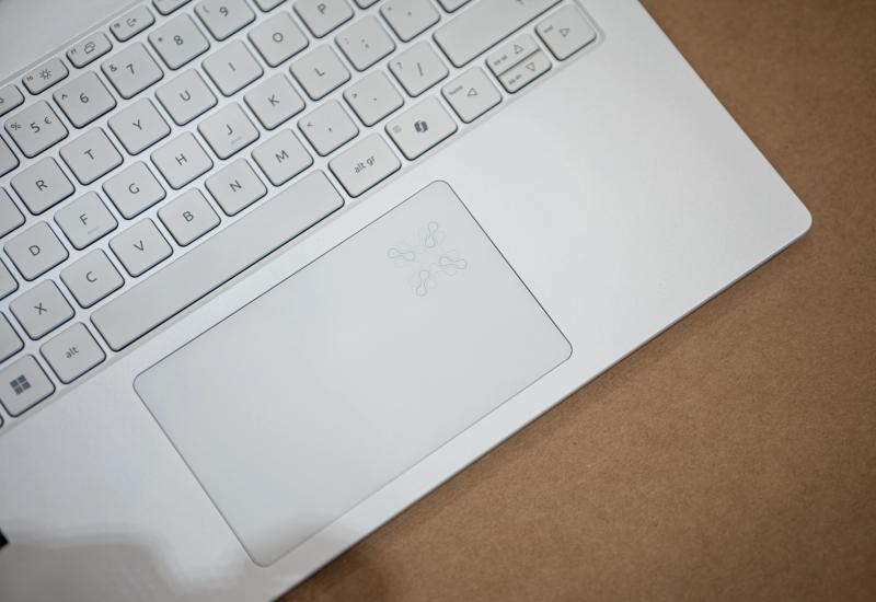 laptop man hinh chong choi anh 9