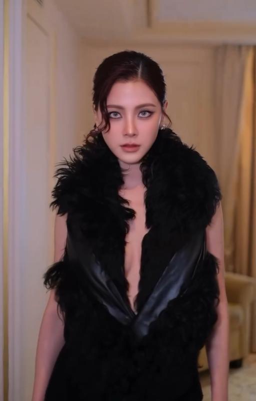 Duong Mich,   Gal Gadot,  Baifern,  Loewe 2025 anh 4