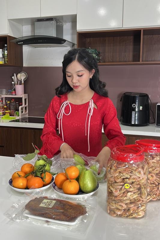 chi tram trieu an Tet anh 2