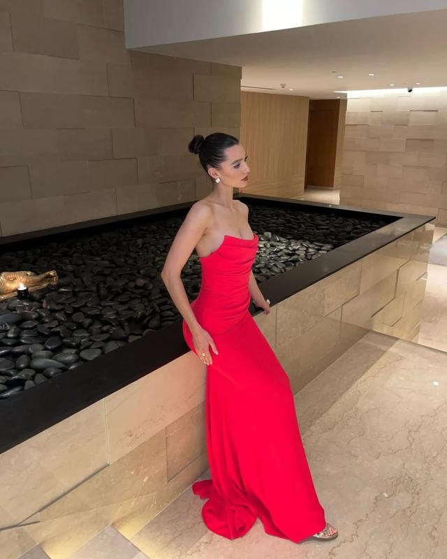 Miss World,  Hoa hau,  A hau anh 6