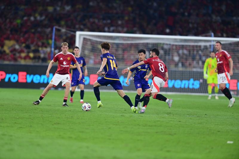 Fernandes duoi theo Hoang Duc anh 5