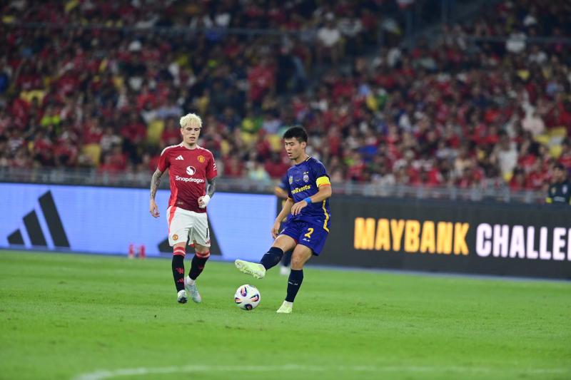 Fernandes duoi theo Hoang Duc anh 8