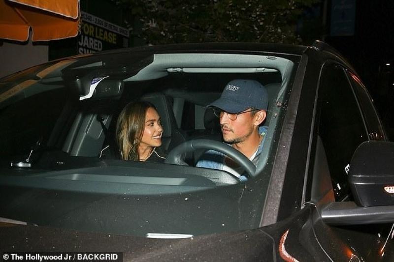 Jessica Alba,  Danny Ramirez anh 1