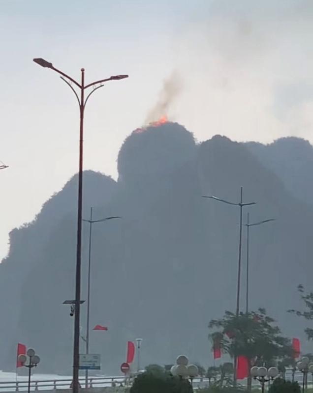 Chay nui vinh Ha Long anh 1