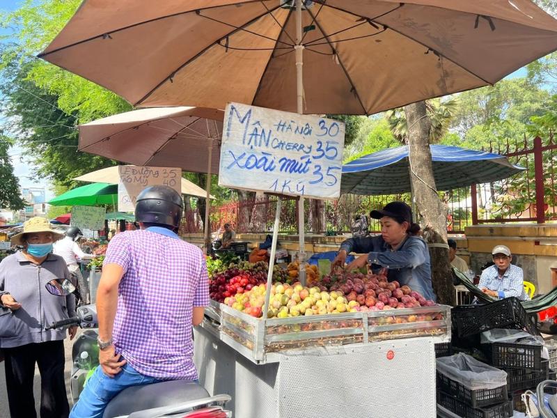 vai,  sau rieng,  man ha noi,  cho ba chieu anh 10